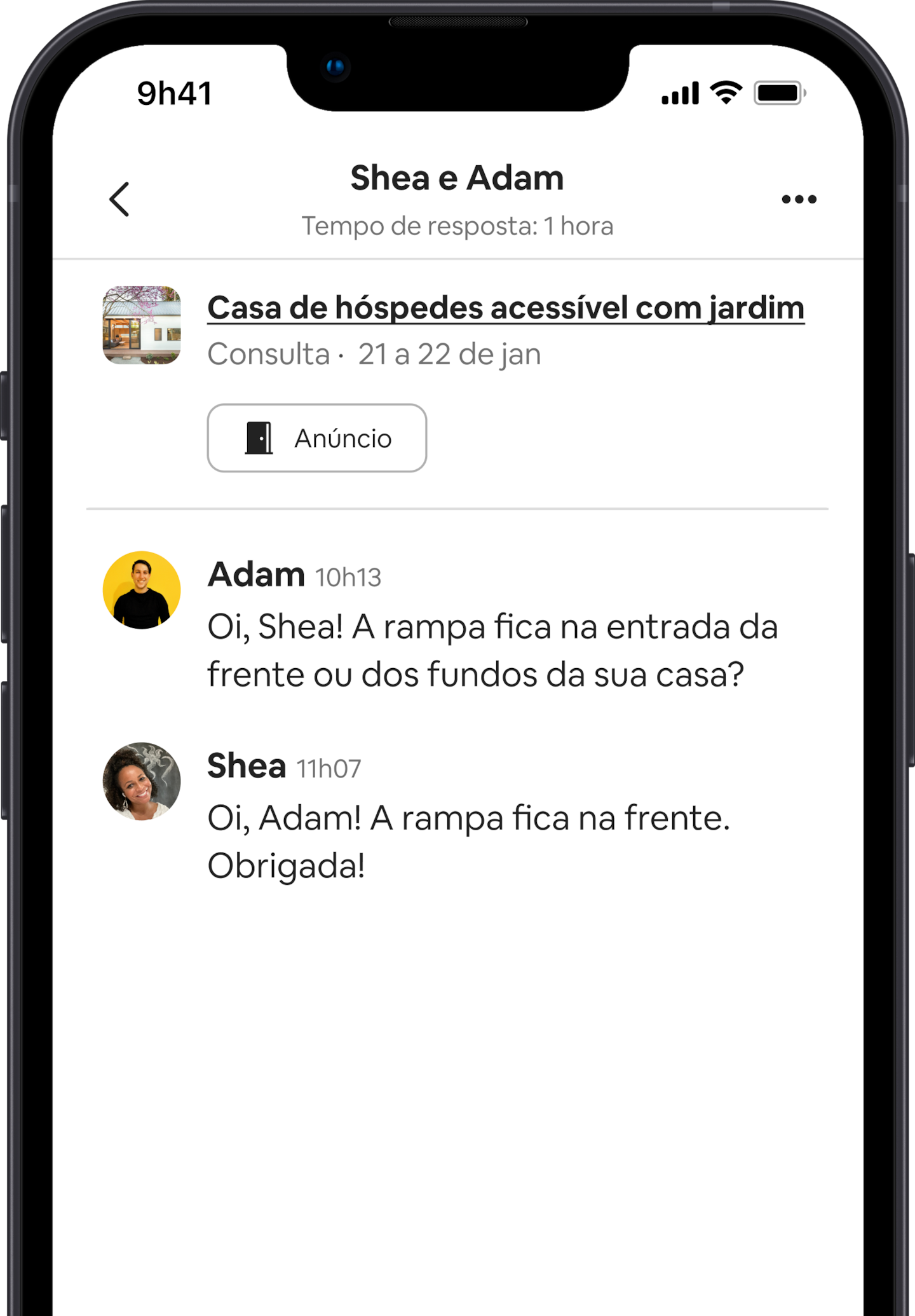 Um celular exibe mensagens entre o anfitrião que descreve o anúncio como acessível e um hóspede que quer saber mais sobre o espaço. A mensagem do hóspede é: "Oi, Shea! A rampa fica na entrada da frente ou nos fundos da casa?" A resposta do anfitrião é: "Oi, Adam! A rampa fica na frente. Obrigada!"