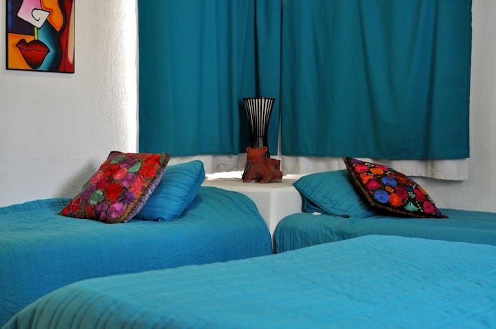 Zimmer 1: 1 Ehebett, 2 Einzelbetten