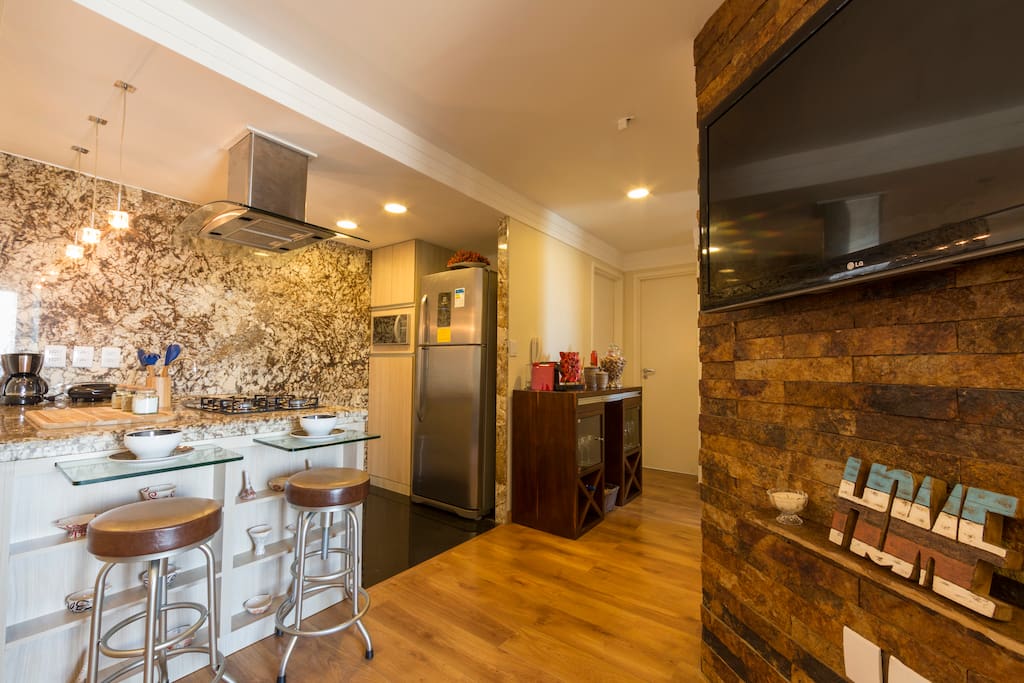 Aconchegante, fino, elegante e pronto pra você aproveitar momentos únicos. Este apartamento está com toda cutelaria, acessórios e decoração para você se sentir em casa !