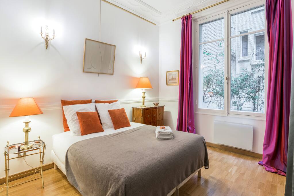 Master Bed Room with a Queen size bed (160x200 cm; 64x80 inches)