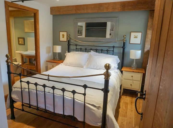 舒适的2米宽双人床。  窗户上有遮光罗马百叶窗。 