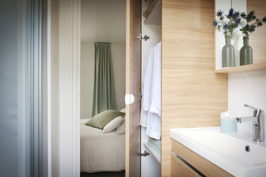 salle de bain avec grande douche sèche cheveux
Le Mas des Sédariès