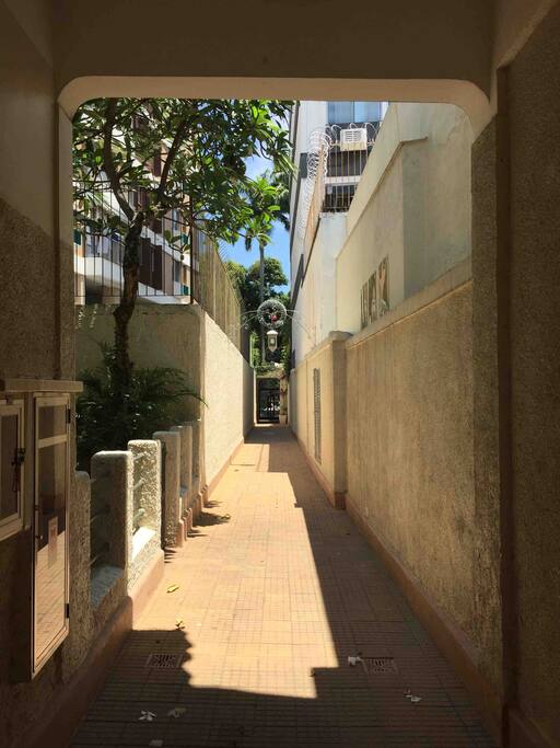 Corredor de entrada da vila. A grande distância entre a casa e a rua tornam a área silenciosa.