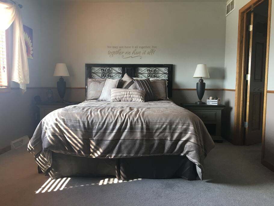 "The Bagger" features a Queen size bed in a spacious room. Plenty of light from the windows or the bedside lamps.
