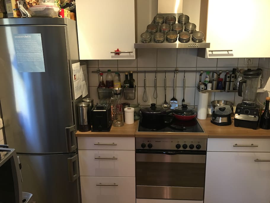 Küche mit großem Kühlschrank, Herd