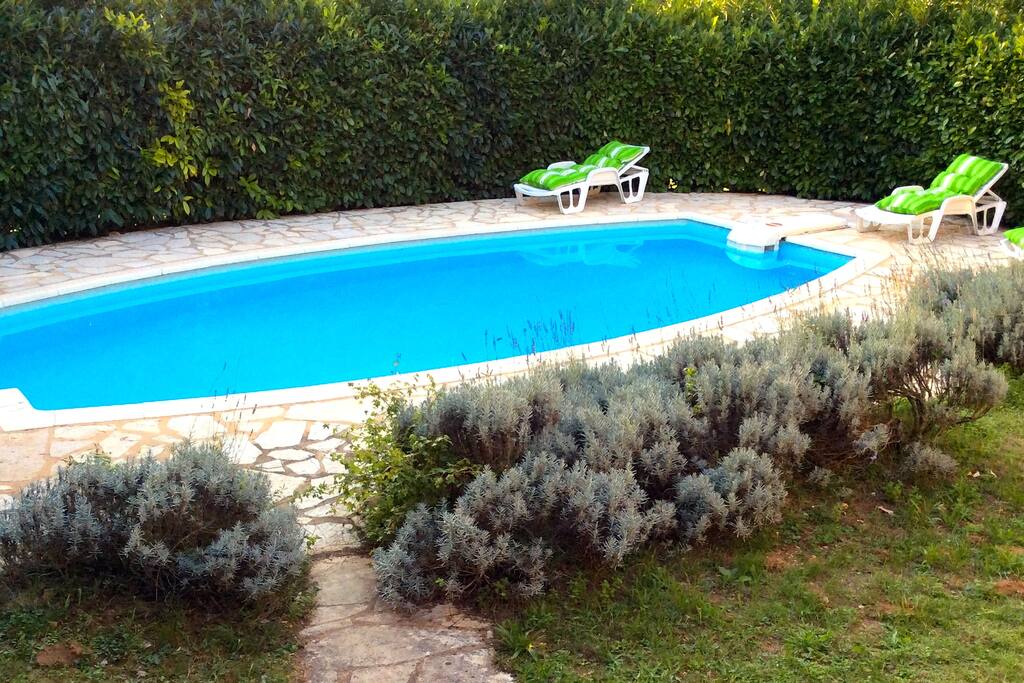 Piscine privée réservée uniquement aux locataires - l'accès à la piscine n'est pas partagé