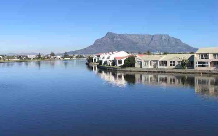 Modern, secure 3 bedr townhouse on the lagoon.