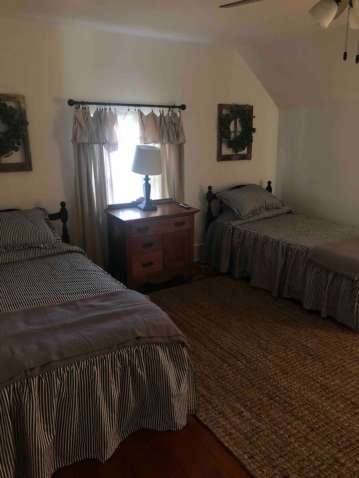 Dhomë gjumi dyshe dhe ndodhet në katin e dytë. 