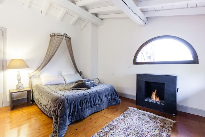 Chambre 1 -suite parentale-à l'étage, lit double en 160, draps fournis. Spálňa 1 na prvom poschodí, manželská posteľ Queen, posteľná bielizeň
