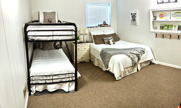 带标准双人床和双层床的客房 