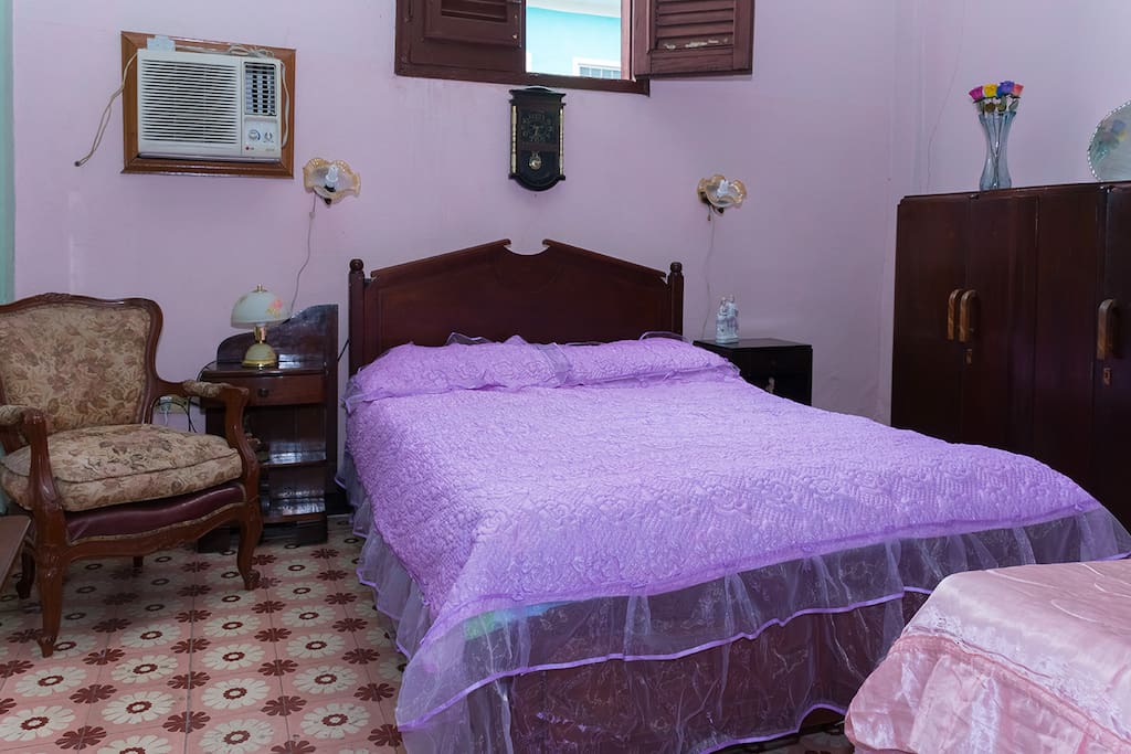 Habitación con Cama Matrimonial + Cama Individual + Guardarropas + Aire Acondicionado + Llave de seguridad