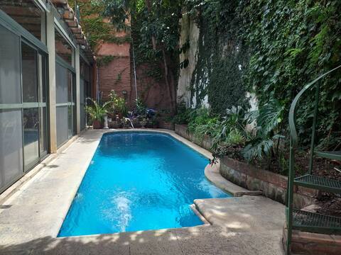 Heated pool house 5 minutes from downtown