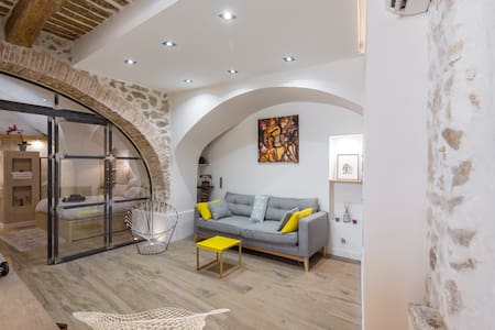 Fanstastic loft heart of the old town beach walk !