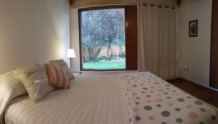 מיטת קווין סייז אחת.