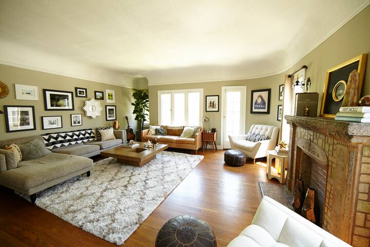 Super Hip, Stylish 2 Bedroom Apt in Miracle Mile gallery image 5