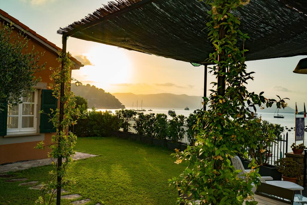La Villetta, la terrazza vista mare e spiaggia, il giardino
