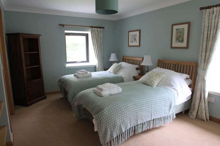 Ორადგილიანი საძინებელი. ის შეიძლება იყოს ორადგილიანი და აღჭურვილი საშხაპე ოთახი