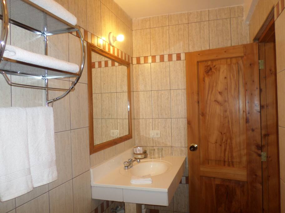 Baños completamente equipados en todas las habitaciones.