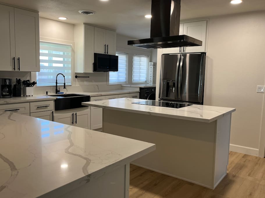 Airbnb Wanderlust Home (65” Smart TV & All King Beds)