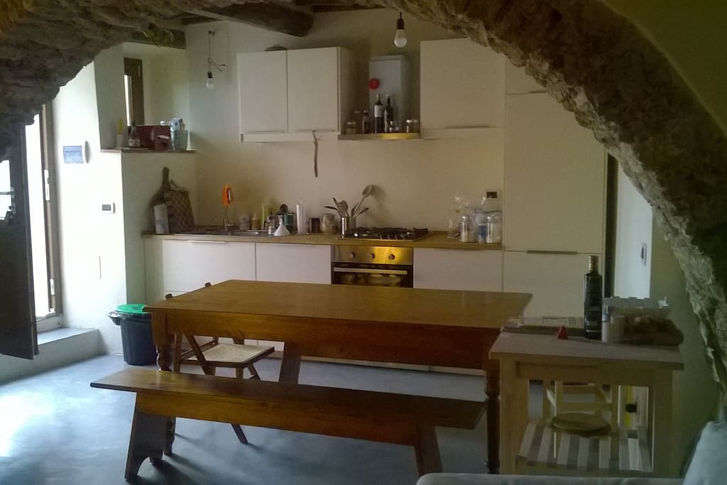PT: Cucina con grande tavolo