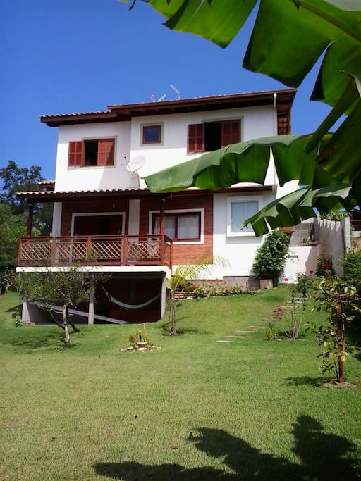 Amplo pátrio gramado