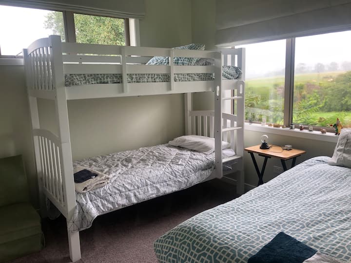 Dormitorio con literas más cama individual