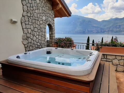 Apt DELUXE 1 Private Jacuzzi and Lake Garda View