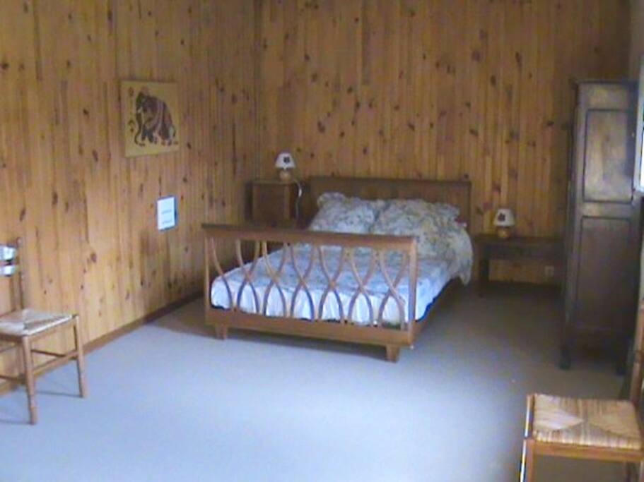 Grande chambre avec lit 140 (hors été) (sol refait, cf photo avec 2 lits 90)