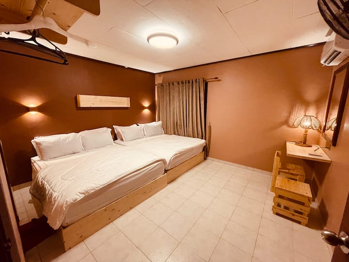 ¡Cada dormitorio cuenta con 2 camas de madera de pino tamaño queen fabricadas a medida y está lujosamente adornado con un colchón de muelles ultra cómodo de 12 pulgadas que te llevará a dormir en el momento en que te acuestes!