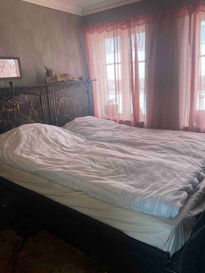 ห้องนอนสว่างสดใสตอนกลางคืนด้วย