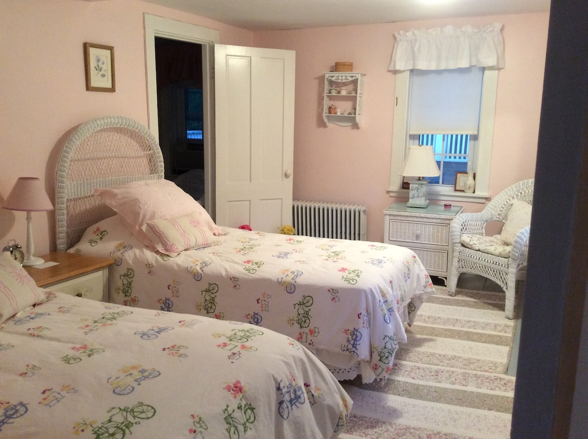 Ružová izba.  2 jednolôžka.  (možno spojiť s manželskou posteľou King)