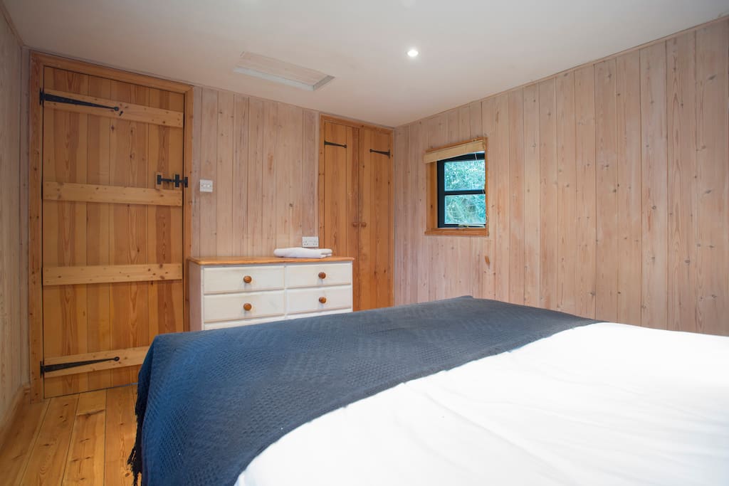 King size double bed, built in wardrobe