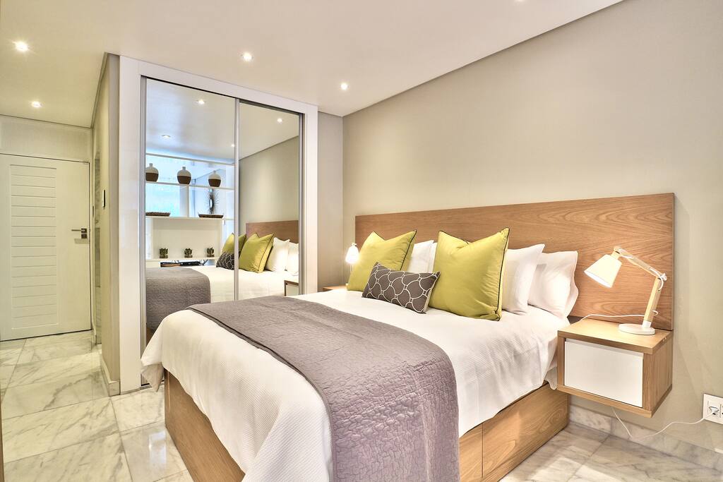 Queen size bed with 4 storage drawers