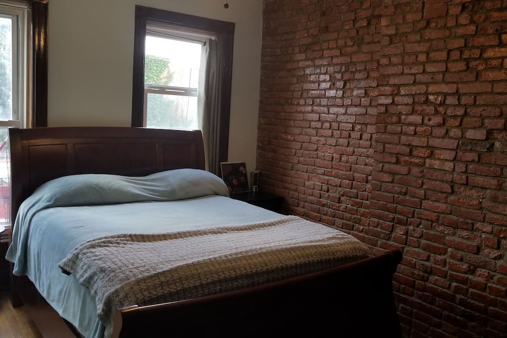 Guest Bedroom (upstairs)