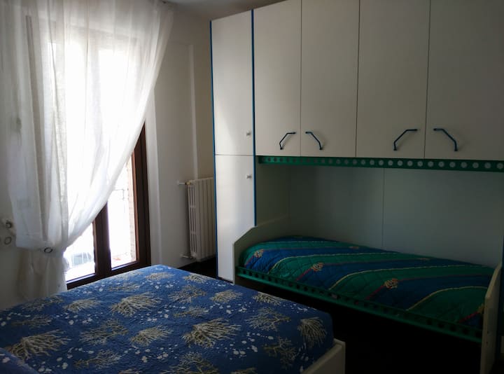 Dhomë gjumi dopio me dollap të rehatshëm dhe krevat shtesë