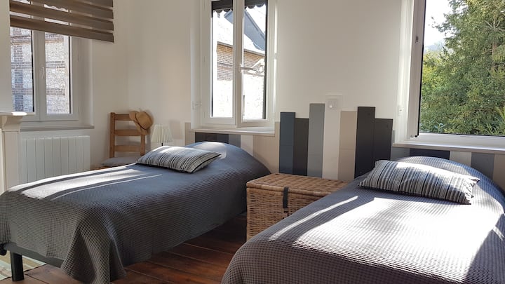 חדר שינה 2 : 3 מיטות: 2 מיטות 90X190 ומיטת יום אחת 70x190.
אפשרות להצטרפות ל -2 90 המיטות כדי להציע מיטה זוגית גדולה