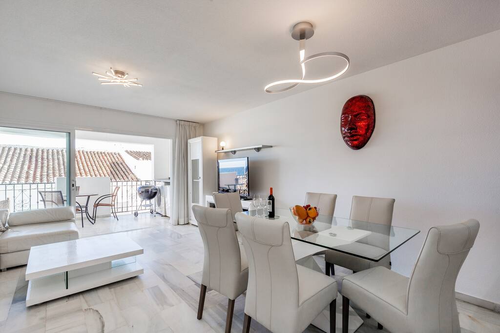 FANTASTIC FRONTLINE APARTMENT ON THE MARINA OF PUERTO BANÚS