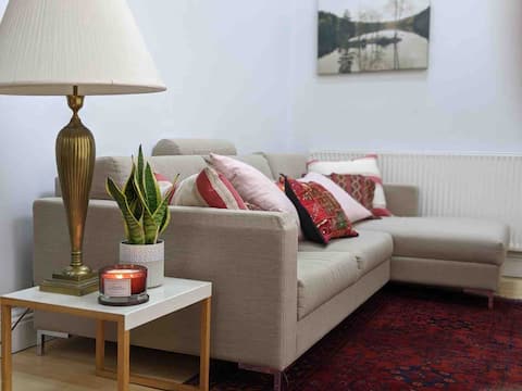 Top performing Airbnb: Self contained one bed annex, free Parking, WI in Cheltenham