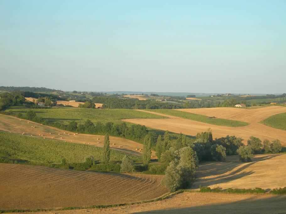 Vue sur les collines du Quercy, depuis la fenêtre de la cuisine.