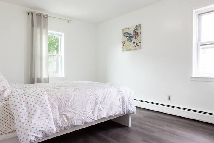 Luxurious 2 bedroom home close to Airport and City