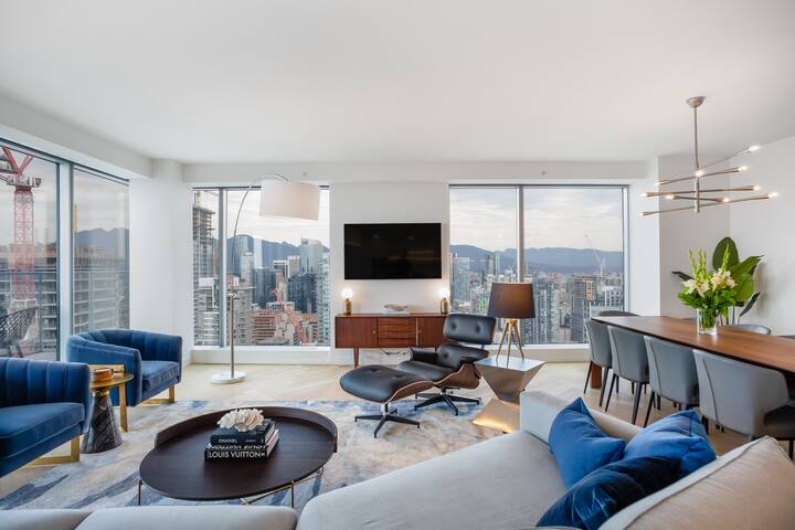 Breathtaking Views 3 bdrm, pool, hot tub, gym gallery image 3