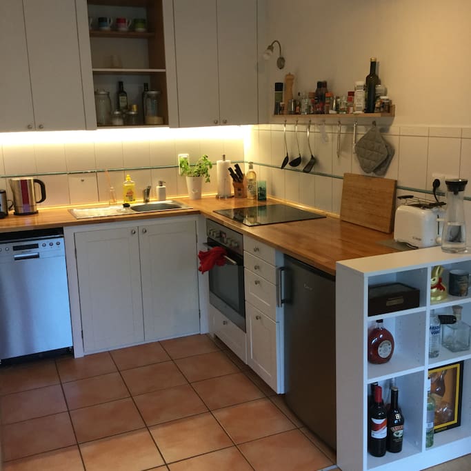 Küche mit Herd, Kühlschrank, Spühlmaschine, Wasserkoche, WMF Smoothie Maker, Toaster, WMF Messerblock