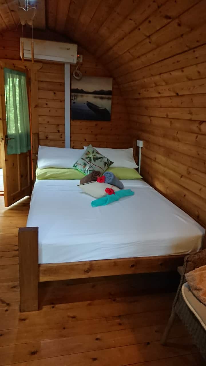 Vyumba kwenye cabana ya logi. 