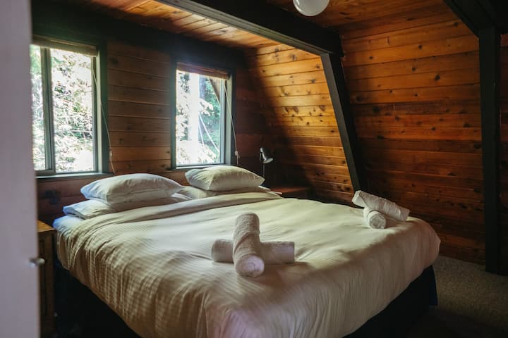 Wolf room: guestroom #1