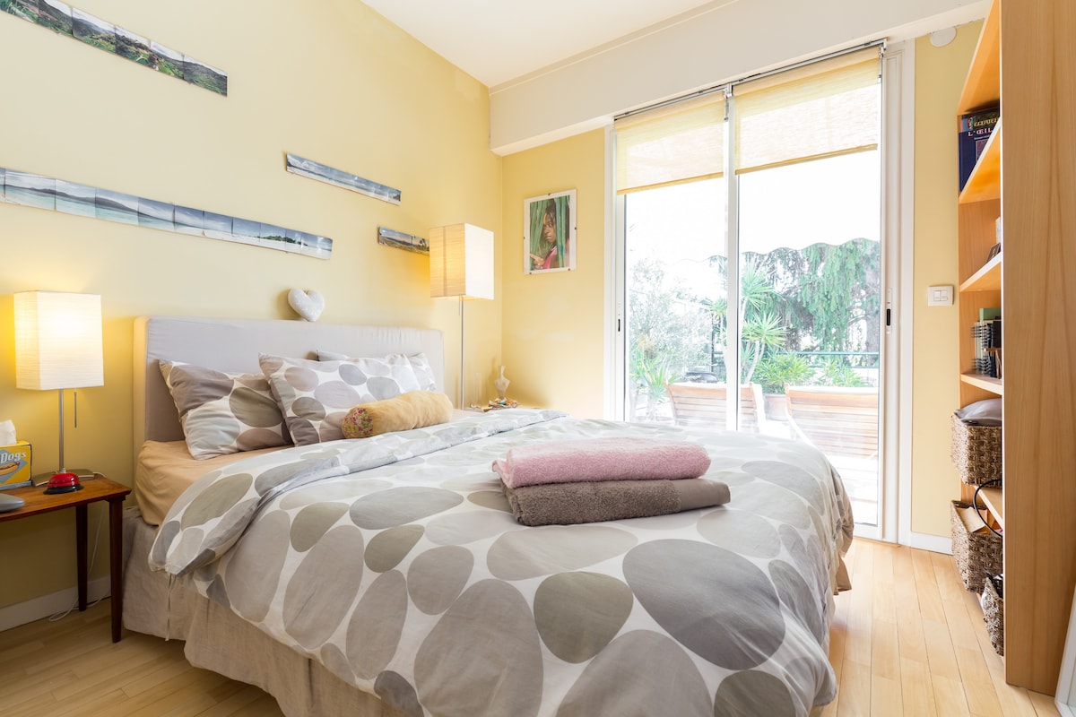 Habitación orientada al sur con baño adyacente. Ventilador de techo.