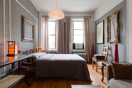 Stylish Room w/Couch near Express Train to Midtown