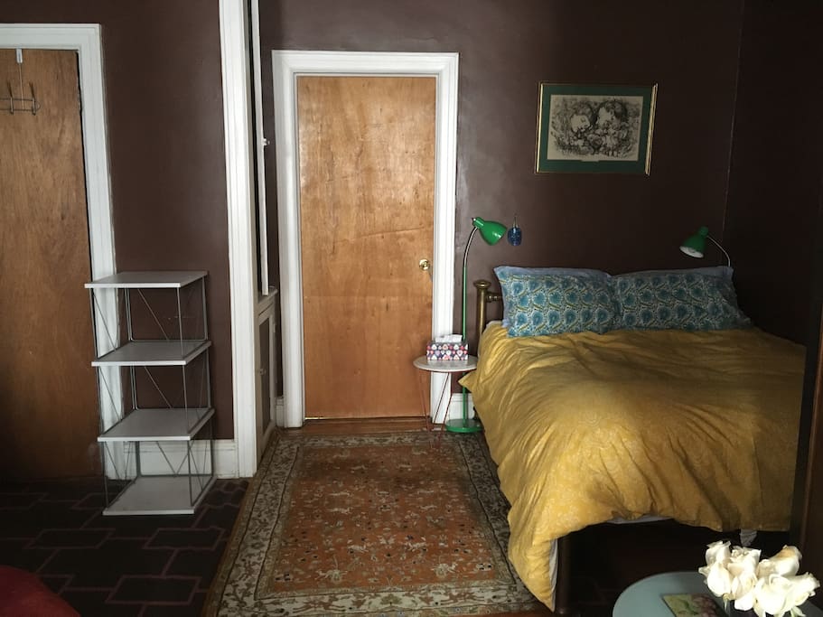 Private bedroom with new queen mattress, white noise machine/ air cleaner, dozen comforter.