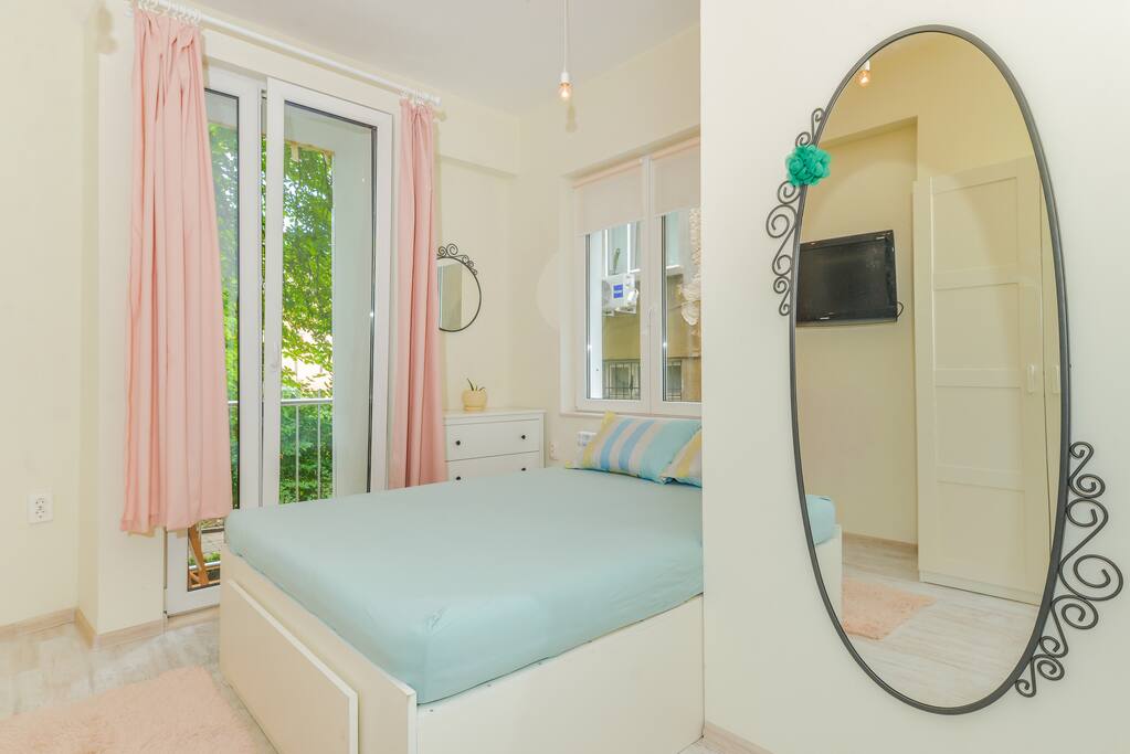 Sleeping area with a comfortable queen size bed