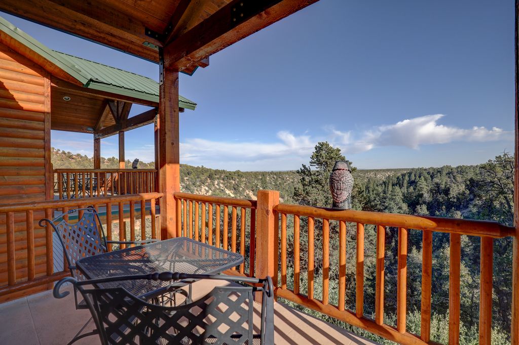 استمتع شروق الشمس الصباحي في شرفتك الرئيسية الخاصة.