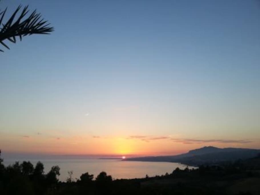 Vista del golfo dalla villa al tramonto